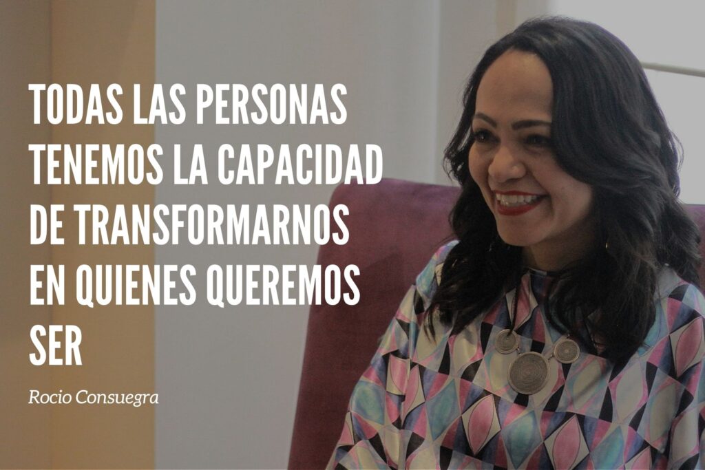 Rocio Consuegra dando un taller de constelaciones y arbol genealogico